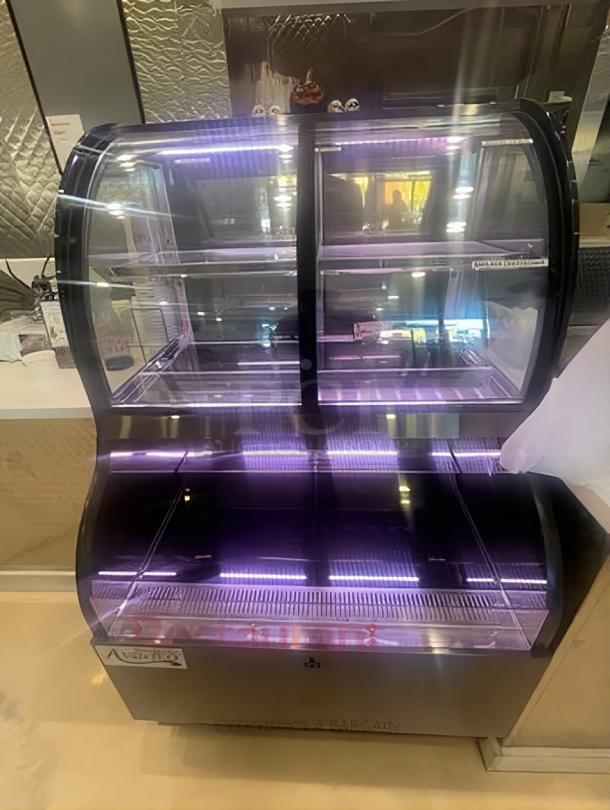 Avantco Refrigerated Bakery Display Case, Model 424BAC31, curved glass, prime condition, 115V, fully tested and working.