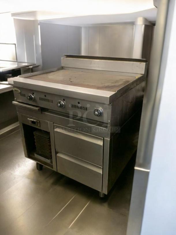 Avantco RG1830NS hot dog roller grill, 30-dog capacity, in exceptional condition. Fully tested and working.