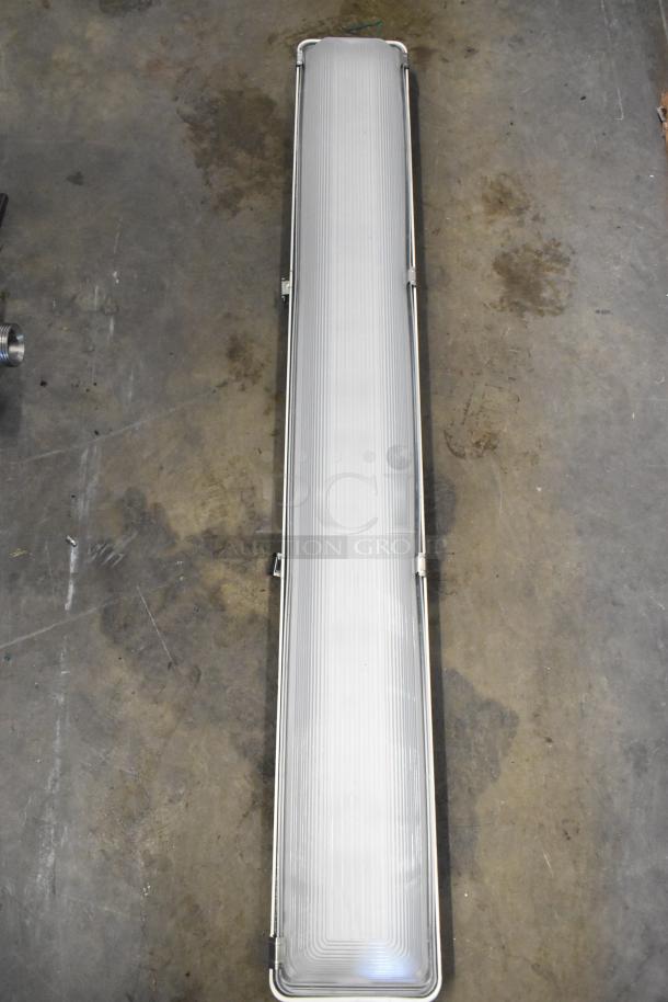 7 various light fixtures, including a Lithonia Lighting GTL 4 40L GZ10 LP840 model, in good condition.