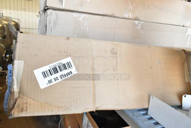 Cardboard box labeled "Baffle DE 30" for auction. Contains 6 various items, including an emergency light. Box shows wear.