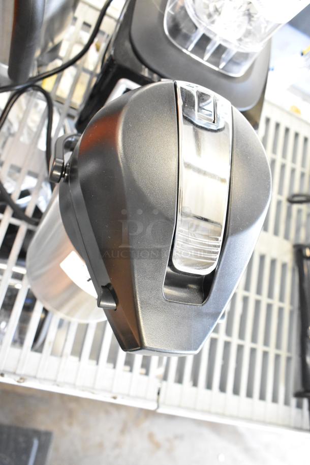 Bunn 32125.0000 2.5L stainless steel airpot, brand new scratch and dent. Features black plastic lid with lever.