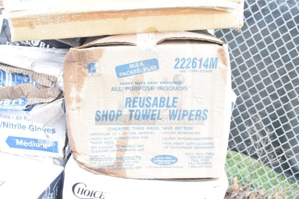 Bulk pack of Iroquois reusable shop towel wipers in case, featuring 1000 heavy-duty deep embossed towels.