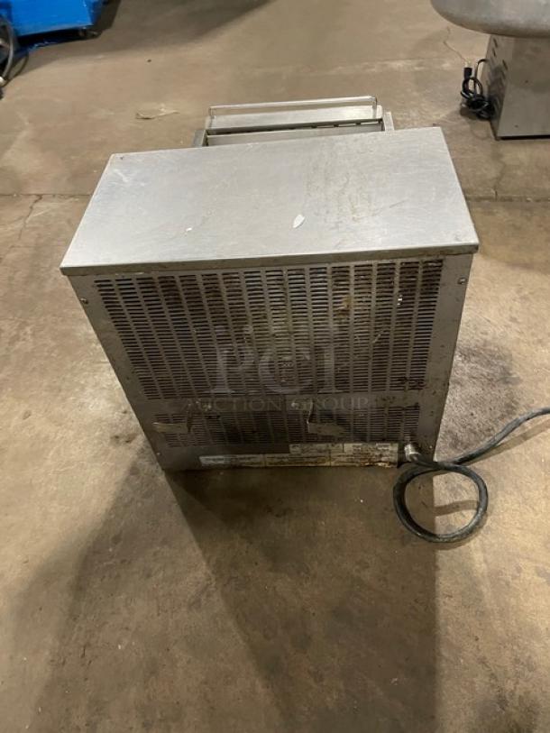 Carter Hoffmann CNH18 stainless steel countertop crisp-n-hold fry warming station. Features backsplash, electric 120V, used condition.