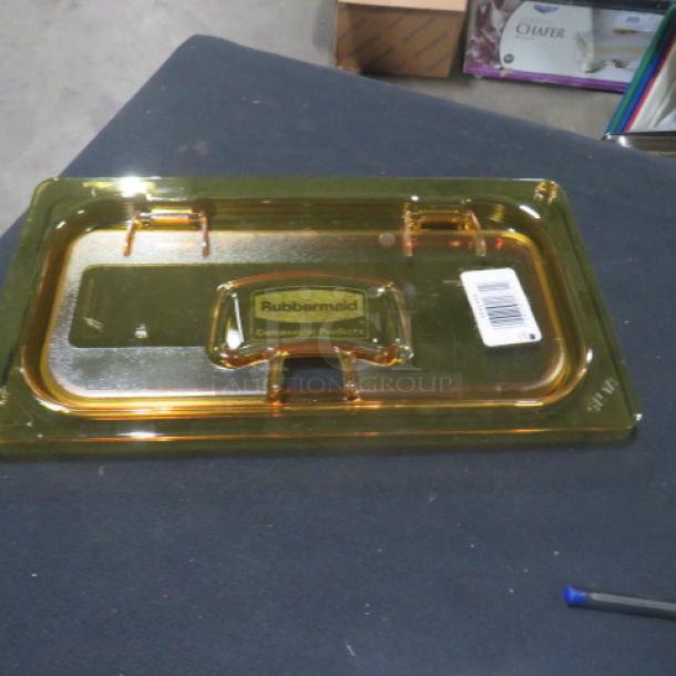 NEW Rubbermaid 1/3 Size Amber Food Storage Lid by Carlisle. Features brand label and barcode. In excellent condition.