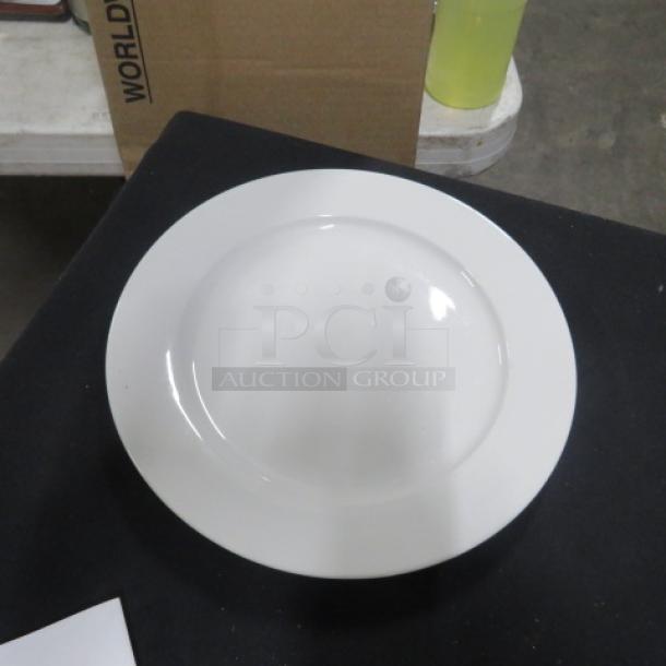 Maxwell Williams 9-inch white plate, item 10XBID, in excellent condition with a smooth, glossy finish.