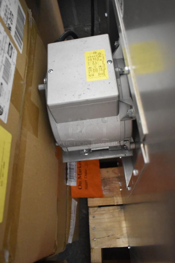 Brand new Vulcan VC5ED stainless steel convection oven. Scratch and dent condition, 208V, single deck, thermostatic controls.