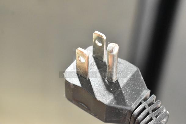Close-up of a three-prong plug for the Arctic Air AR49E cooler, compatible with 115 volts, 1 phase.
