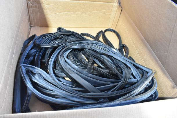 Box of black seals, brand new with minor scratches. Suitable for various applications. Box shows some wear.