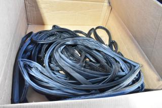 Box of black seals, brand new with minor scratches. Suitable for various applications. Box shows some wear.