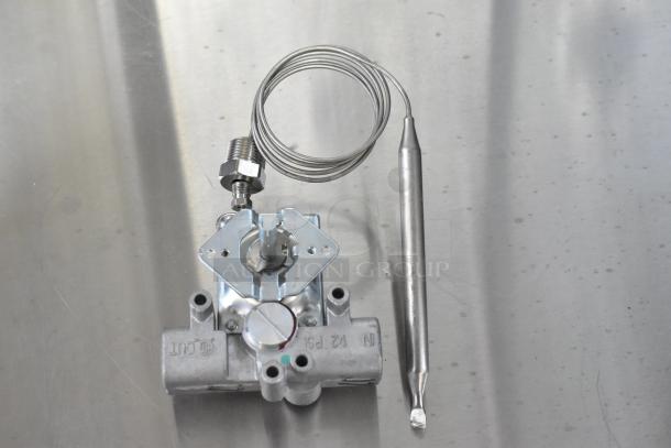 Robertshaw GS950300000 Thermostat; 1/2" gas inlet/outlet; 200-400°F range; 30" capillary; new condition.