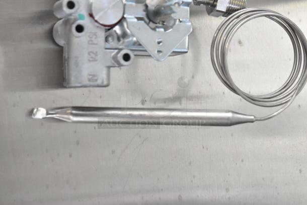 Robertshaw GS950300000 thermostat with coiled capillary tube, 1/2" gas in/out, 200-400°F range, new condition.