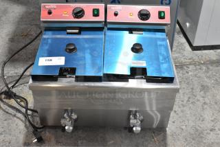 BRAND NEW SCRATCH AND DENT! 2024 Avantco 177F202 Stainless Steel 30 lb. Dual Tank Medium-Duty Electric Countertop Fryer w/ 2 Metal Fry Baskets and 2 Metal Lids. 208-240 Volts, 1 Phase. - Item #1225814