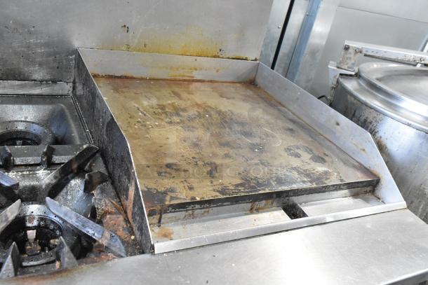 Vulcan V2BG4TS stainless steel commercial gas griddle, 4-burner range, oven, backsplash, on casters, 50,000 BTU. Used condition.