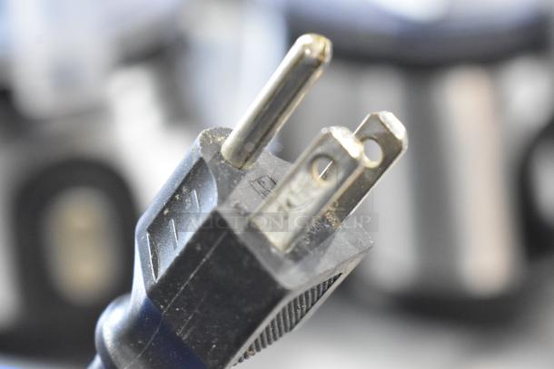 Kopak 4106-1000 metal commercial countertop shrink wrapper plug, 110 volts, 1 phase. Close-up view of the power plug.