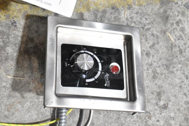 Avantco 177TPSW7 stainless steel control panel for a 7 Qt. soup warmer, featuring temperature dial and power indicator. Item is new but has minor cosmetic scratches.