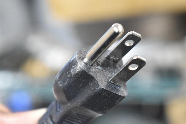 Close-up of a power plug associated with the Hobart CK7413B0696 double head warming lamp. 115 Volts, 1 Phase.