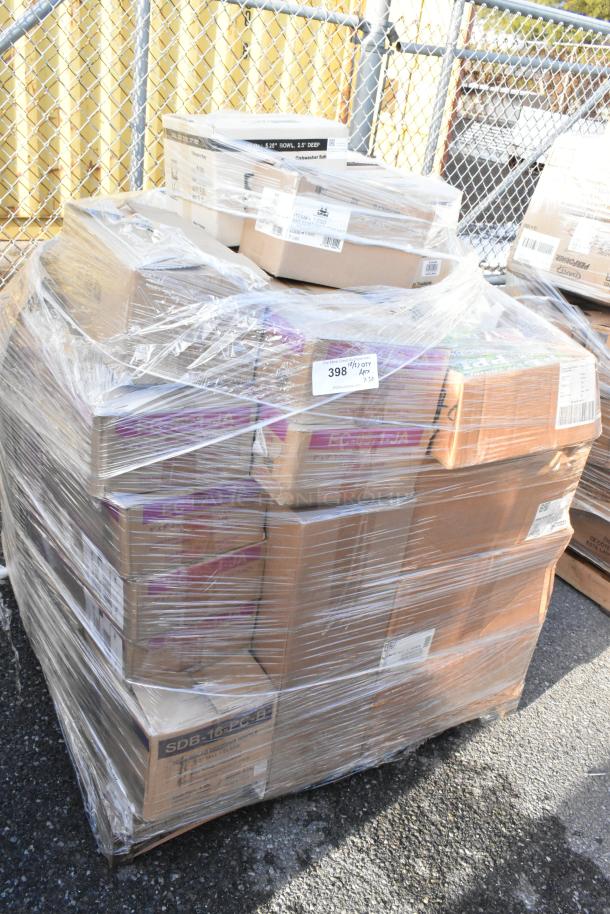 Pallet of 30 new scratch and dent items, including Carlisle serving bowls, GET containers, and Carlisle side dishes, wrapped in plastic.