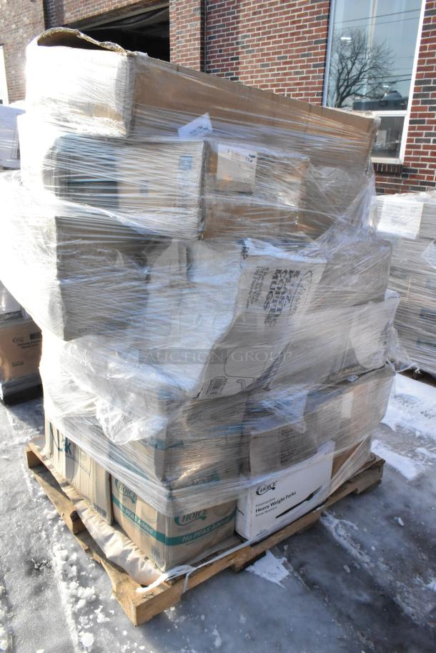 Pallet of 22 new scratch and dent boxes wrapped in plastic, including takeout boxes and salad bowls.