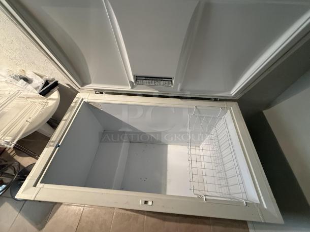 Kenmore 48" chest freezer, model 253.91935312, with wire basket. Clean, top-opening, lockable. Ideal for businesses.