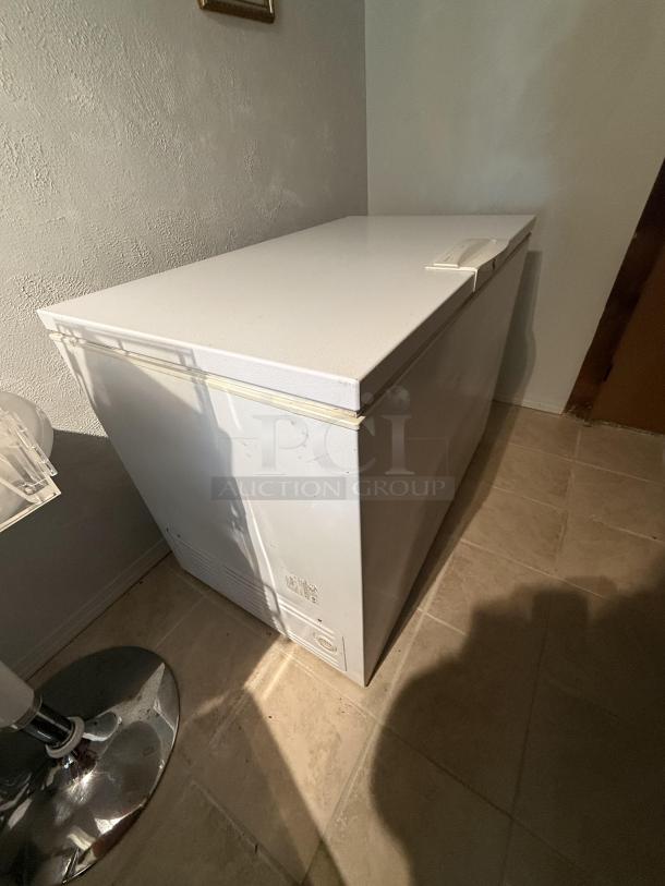Kenmore 48" chest freezer, model 253.91935312, in excellent condition. Features top-open design, wire storage basket, and locking mechanism.