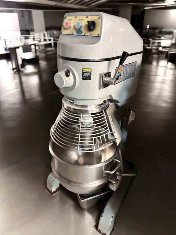 Globe SP40P 40-Qt mixer, excellent condition, 220V, fully tested. Features safety guard and control panel. Ideal for commercial use.