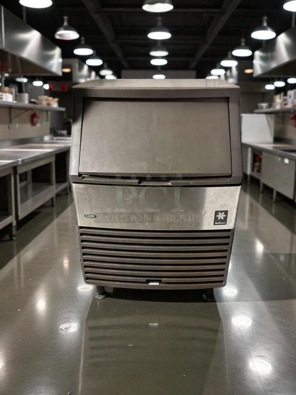 Pristine Manitowoc Q210 ice machine; commercial undercounter model, dice cube ice, fully tested, excellent condition.