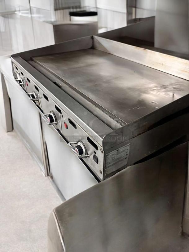 Vulcan heavy-duty commercial gas flat top griddle, natural gas, outstanding condition, fully tested and working.