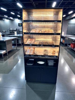 Minus Forty BK-8 Shelf refrigerated bakery display case in outstanding condition, multiple shelves, fully tested and working.