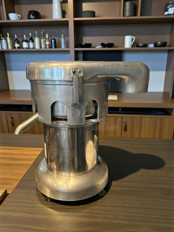 Uniworld UJC-750E electric juice extractor, 17-inch, stainless steel, automatic pulp extractor, in excellent condition.