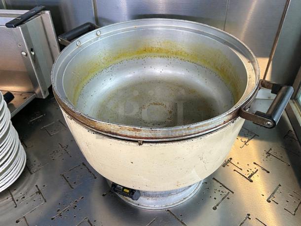Rinnai RER-55AS-N gas rice cooker in great condition, tested and working. Features durable metal construction with side handles.