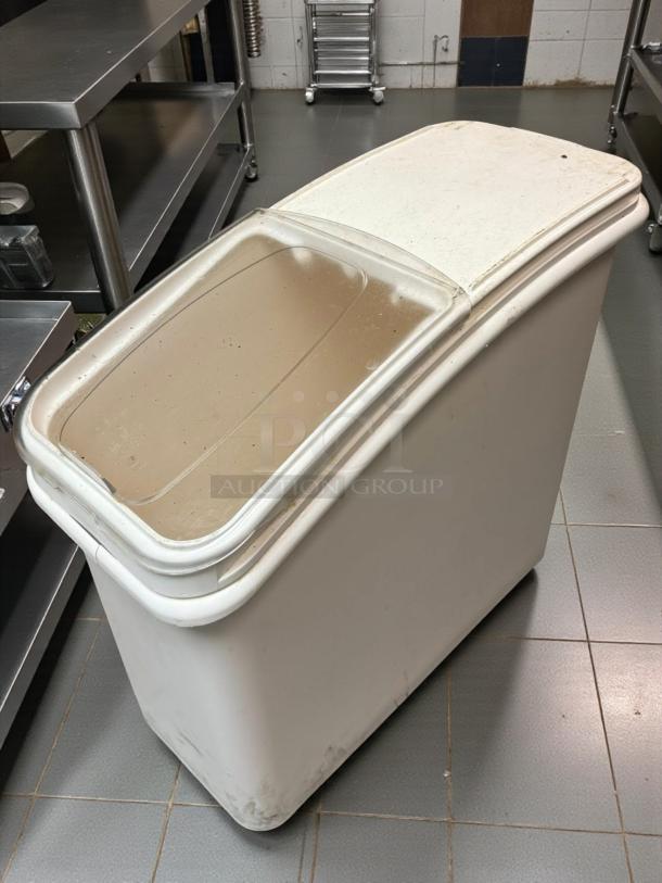 Winco IB-21 ingredient bin, 21-gallon capacity, clear lid/white base, used condition with minor scuffs, ideal for kitchen storage.