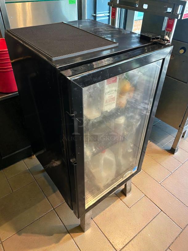 IDW GCG-7 countertop cooler, excellent condition, black finish, glass front, 115v, tested working, ideal for beverages.