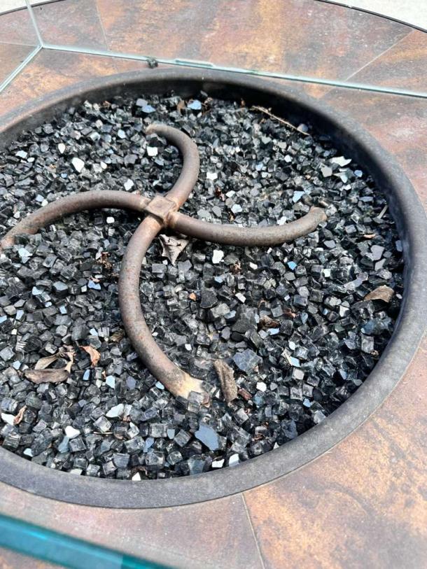 Round gas fire pit table with black glass stones, rusted burner element, for natural gas/propane. Pristine condition.