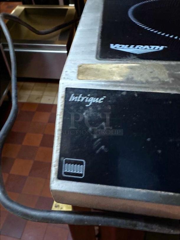 Vollrath 69503 Induction Range, pristine condition, 208/240V, tested and working, Intrigue series, stainless steel.