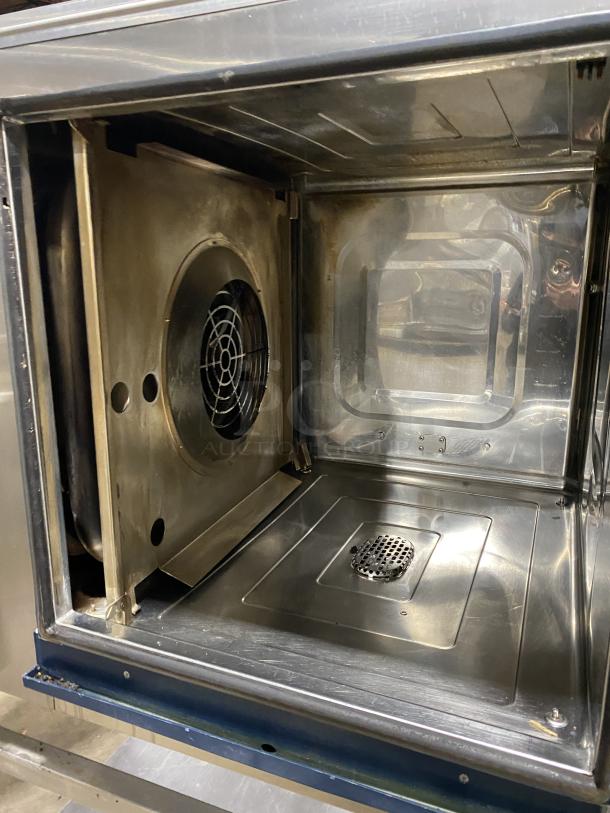 Alto-Shaam CTP720G combitherm convection oven interior, stainless steel, natural gas-powered, clean, commercial-grade.