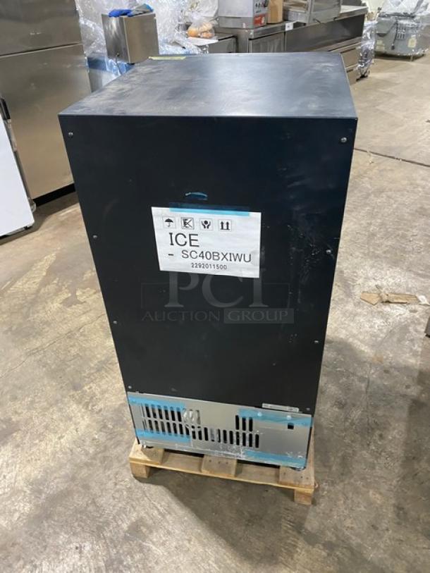 Vendo ICE-SC40BXIWU slush refrigerator, black, single door, split internal doors, slight scratches, SN: A19300018.