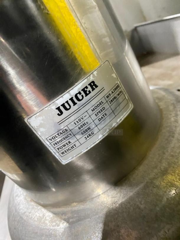 L&J WF-A2000 stainless steel countertop juice extractor, electric-powered, 110V, 2800r/min speed, 560W power, good condition.