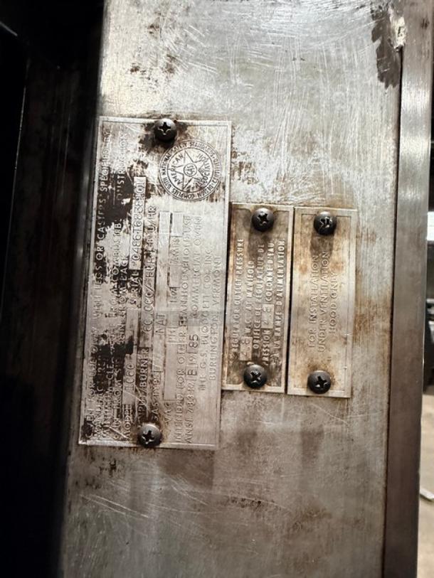 Blodgett stainless steel gas pizza deck oven model 1060 plate, serial: 0486T6838101; visible wear, fixed to metal surface.