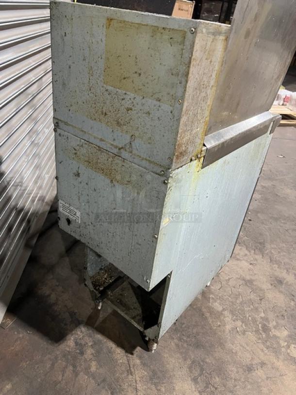 Avantco FF300N 2019 commercial fryer, natural gas, stainless steel, left-side and back splash, with basket hanger, fair condition.