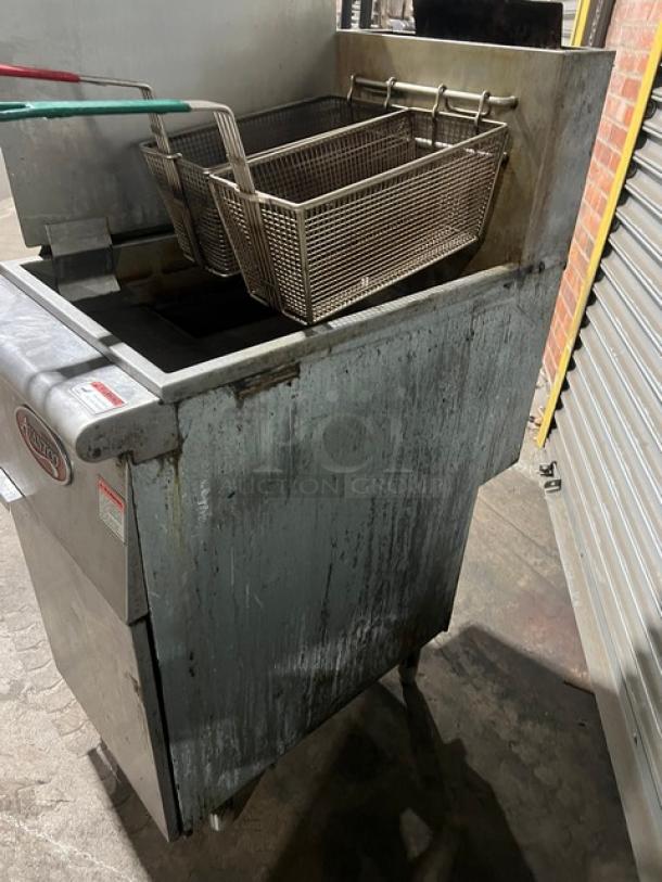 Avantco FF300N commercial stainless steel deep fat fryer, natural gas, with left-side/back splash, basket hanger, and fry basket.