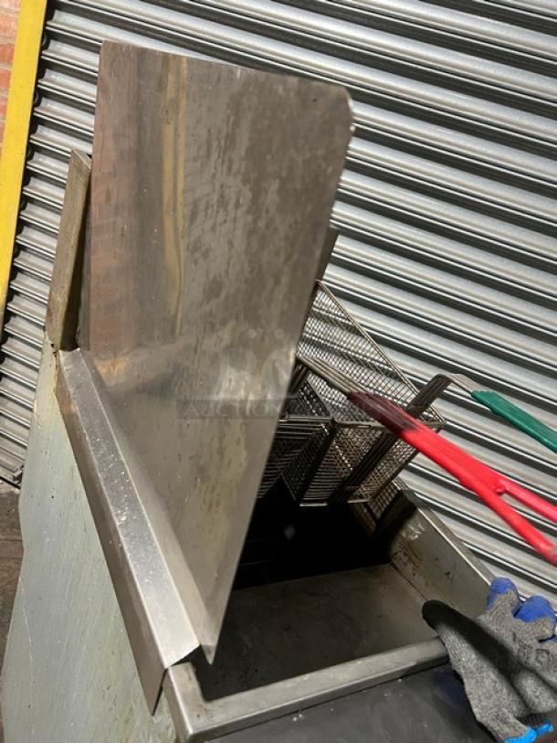 Avantco FF300N commercial stainless steel deep fryer, natural gas, with left-side splash, basket hanger, and fry basket.