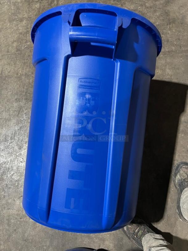 Rubbermaid Brute Series blue 32-gallon trash can, new condition, with "BRUTE" label. Durable commercial-grade design.