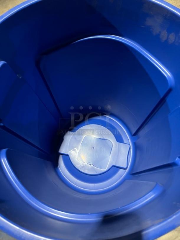 NEW Rubbermaid Brute Series 32 Gal. round blue trash can, commercial-grade, durable build, pristine condition.