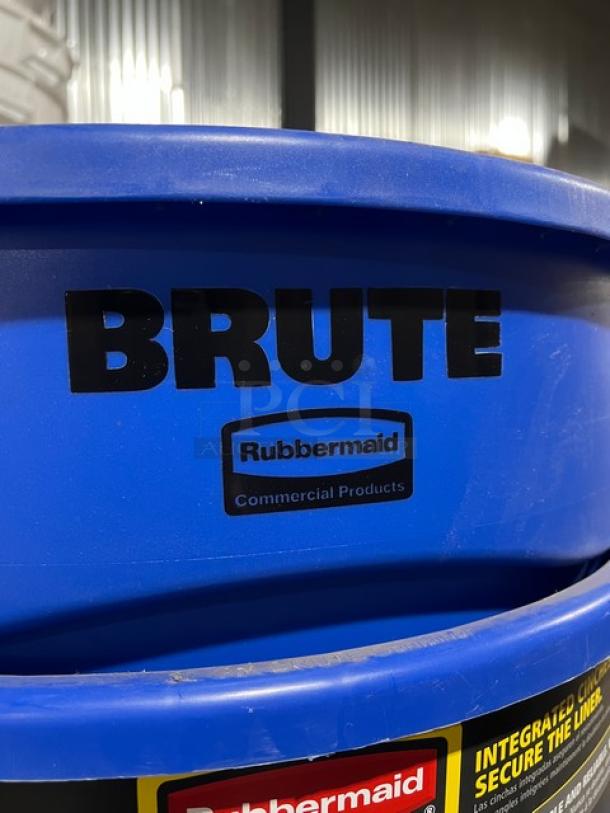 NEW Rubbermaid Brute Series 32 Gal. blue trash can, commercial grade, round, with Rubbermaid logo and capacity labels. 