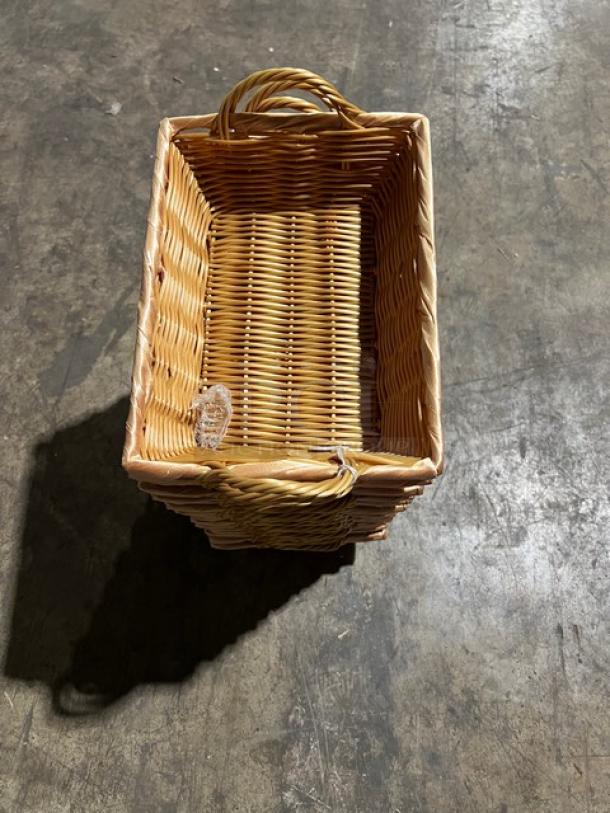 Rectangular woven display basket with handle, natural wicker, excellent condition, dimensions 17X.