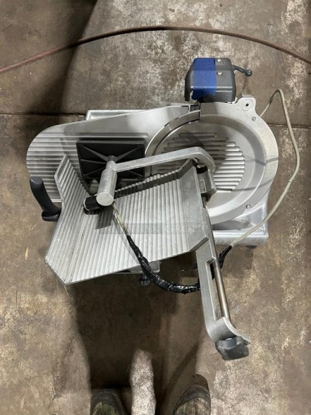 Hobart electric deli meat slicer, countertop model, heavy-duty. Features stainless steel blade and adjustable thickness. Good condition.