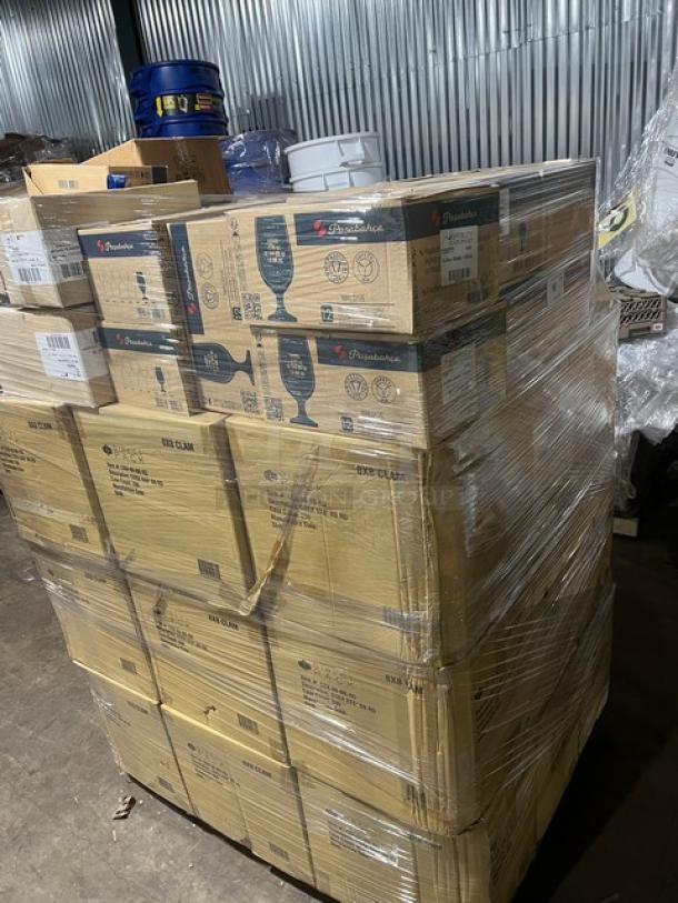 Mixed pallet with Direct Pack BOTTLEBOX cherry red containers, Pasabahce Maldive beer glasses, and Steelite Avalon plates, sealed and ready.