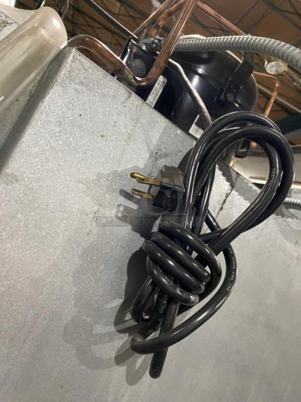 Traulsen RHT232NREFSL fridge power cord on gray surface, 115V, 1 Phase, commercial use.