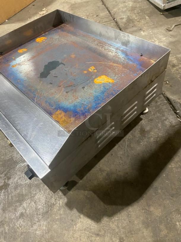 Cecilware EL1624 stainless steel griddle, 24", with thermostatic control, back & side splash, rust on surface, 240V, on legs.