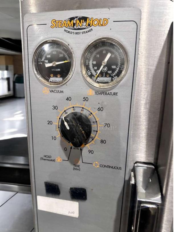 Pristine AccuTemp Steam ‘N’ Hold countertop steamer, model S62083D10031200, featuring vacuum and temperature gauges.